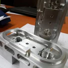 Composant de boîtier en aluminium AW5083 usiné CNC 4 axes avec géométrie complexe
