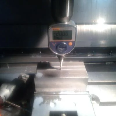 3D Vermessung präziser CNC Bauteile mit digitaler Messuhr zur Qualitätskontrolle