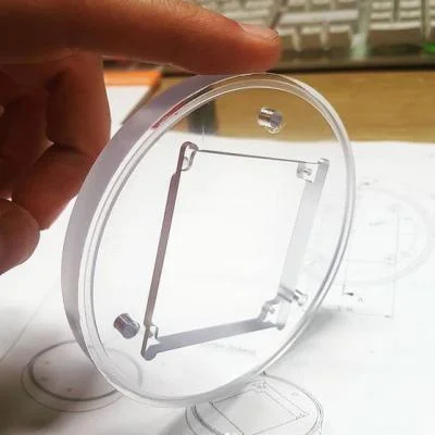 Transparenter Plexiglas Halter gefertigt durch präzise CNC Fräsbearbeitung