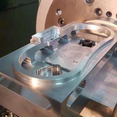 Präzisionsgefertigtes Aluminiumgehäuse aus EN AW-5083 mit geneigten Innenflächen und komplexer 3D Fräsbearbeitung