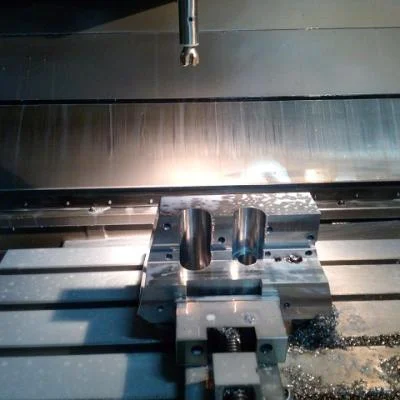 Komplexes Gehäuse aus 16MnCr5 Stahl während der CNC Fräsbearbeitung auf einer 3-Achs Maschine